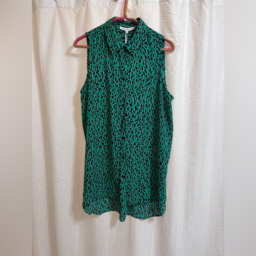 Sleeveless leopard print shirt
